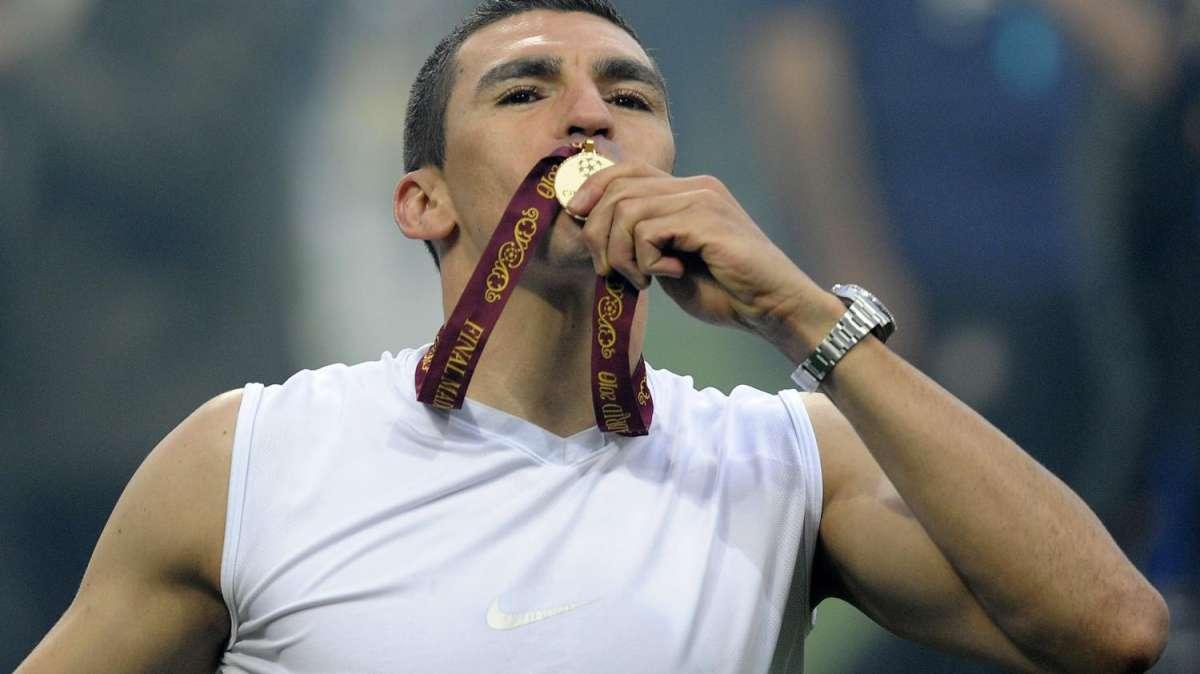 Sky sicuro: "Lucio resta all'Inter. Per Palacio..."