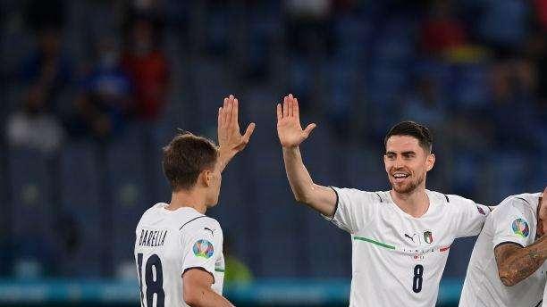 Jorginho esalta Barella: "Corre per tutti e copre il campo, è come Kanté. Eriksen? Gli dico di essere forte"