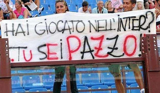 Entra in campo Pazzini: cori e striscioni tutti per lui