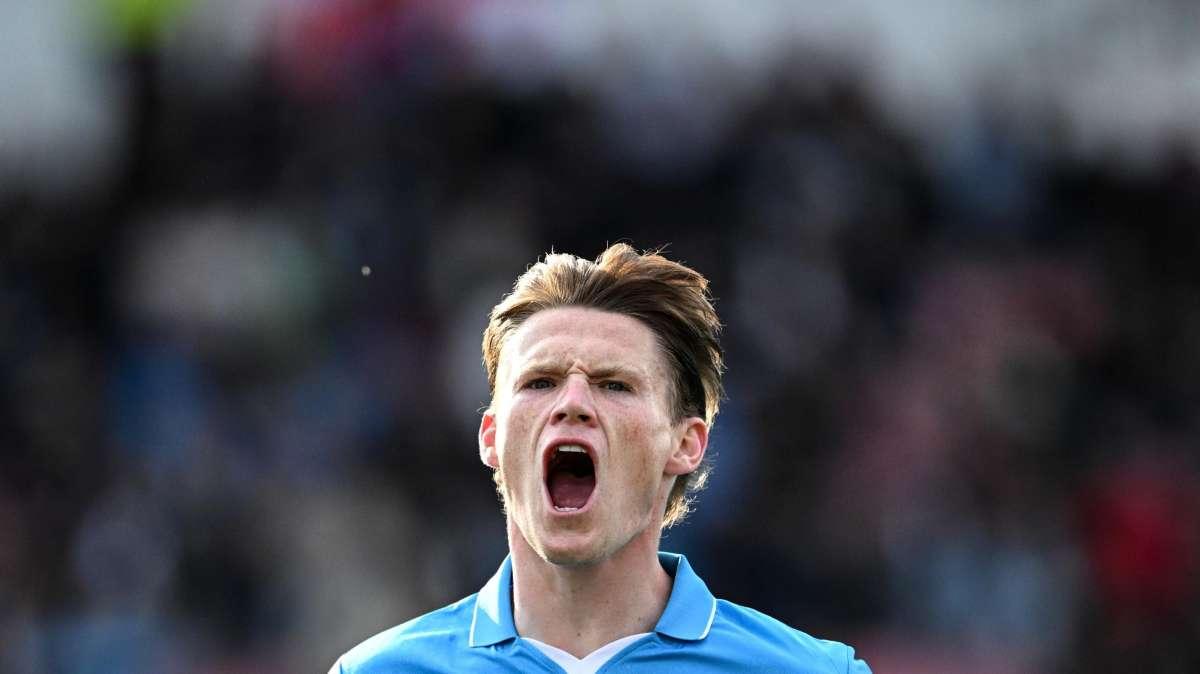 Il Napoli soffre, gioca male ma vince a Monza grazie al guizzo di McTominay: gli azzurri agganciano l'Inter in testa alla classifica