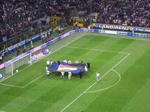 Il tricolore in bella mostra sul terreno del Meazza