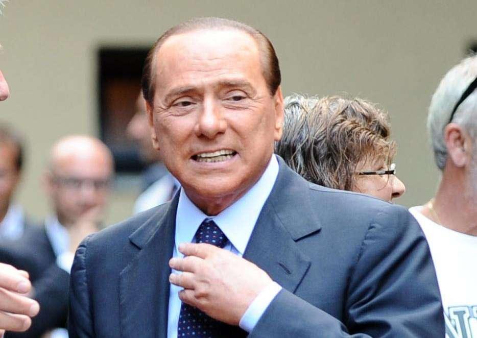 Berlusconi tragicomico: "Oggi decisioni discutibili" 