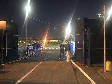 FOTO - Vidal tra poco a Milano, tifosi dell'Inter in attesa a Linate 
