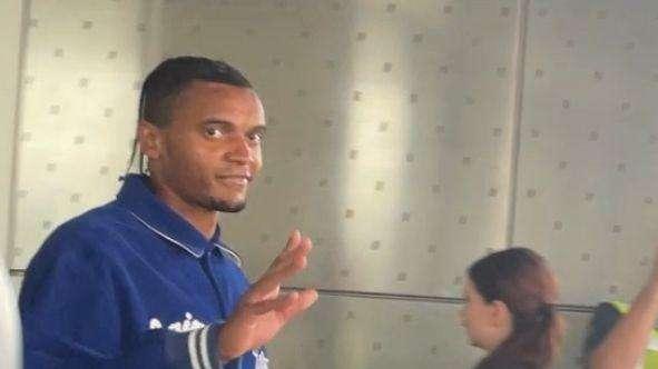 VIDEO - L'Inter abbraccia Akanji. Lo svizzero è atterrato a Linate, ora al CONI per l'idoneità sportiva