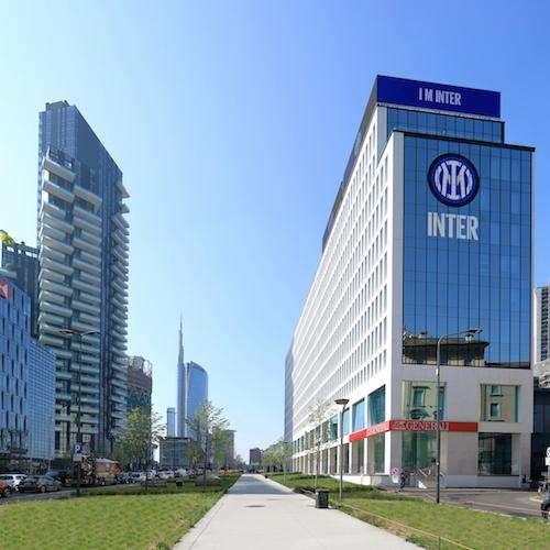 FOTO - Inter, il nuovo logo campeggia anche sulla facciata dell'HD in Viale della Liberazione