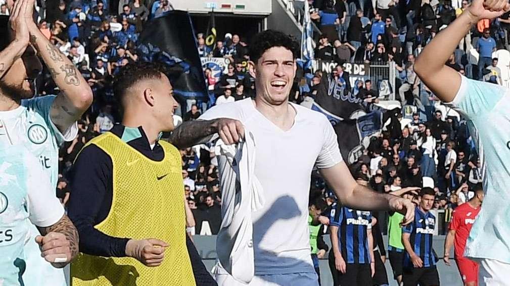 Bastoni: "Chiudiamo il 2022 con una vittoria pesantissima! Forza Inter"