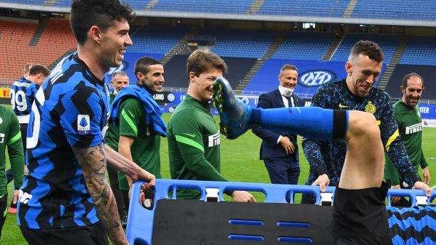TS - Inter, via alle cessioni: addio a chi è in scadenza, in bilico i due cileni e altri due centrocampisti
