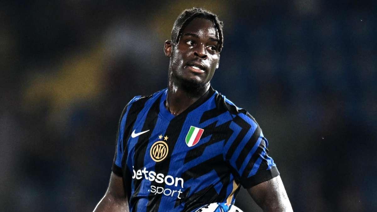 Rinnovi in casa Inter, non solo Dumfries: contatti positivi anche per estendere il contratto di Bisseck fino al 2029