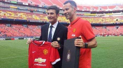 FOTO - Inter-United: 'scambio regali' tra leggende. Zanetti: "Con l'amico Ryan Giggs prima dell'inizio"