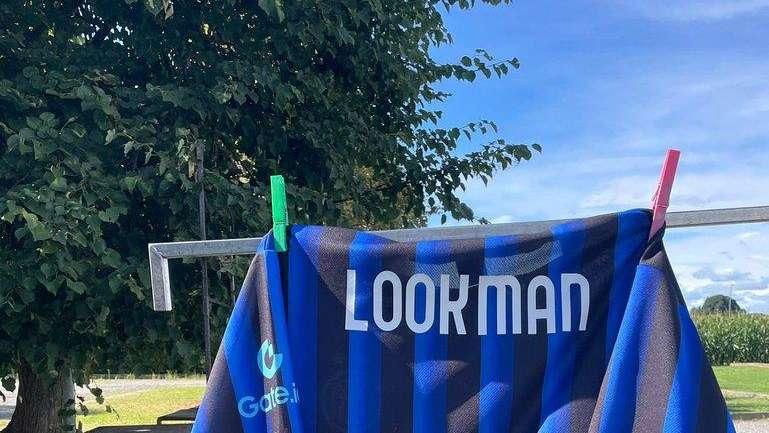 FOTO - Il desiderio Lookman supera la scaramanzia: maglia con il cognome del nigeriano fuori dai cancelli della Pinetina