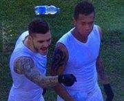 A fine gara Guarin e Icardi litigano con i tifosi. Parole dure e maglie restituite