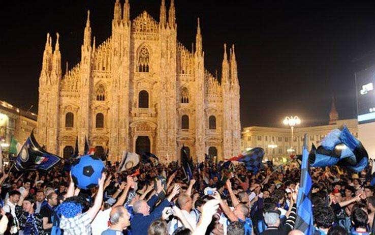 Piazza Duomo ai tempi delle feste nerazzurre