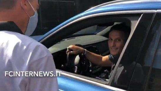 VIDEO - Saluti, selfie e sorrisi: anche Zanetti arriva in sede