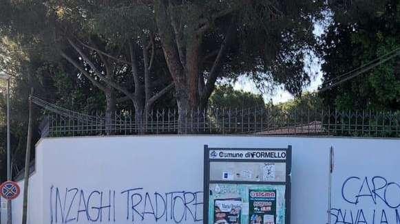 Formello, scritte contro Simone Inzaghi: "Traditore, servo del calcio moderno"