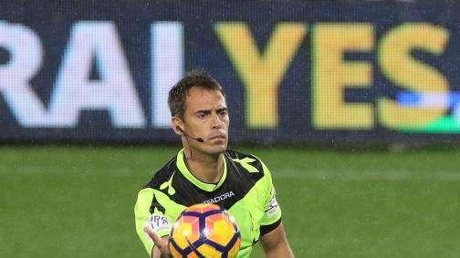 Inter-Spal, su Joao Mario è rigore: il Var aiuta Gavillucci. Mora graziato, è da secondo giallo il fallo su J. Mario