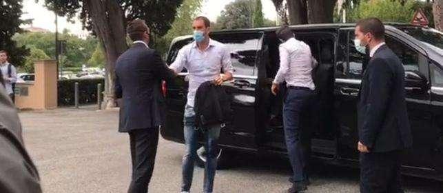 VIDEO - Godin arrivato a Villa Stuart: l'uruguayano pronto a iniziare le visite mediche per conto del Cagliari