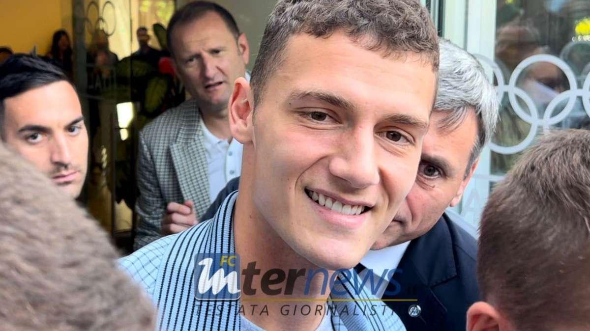 VIDEO - Finalmente Benjamin Pavard: il francese è al Coni per l'idoneità sportiva. L'abbraccio dei tifosi
