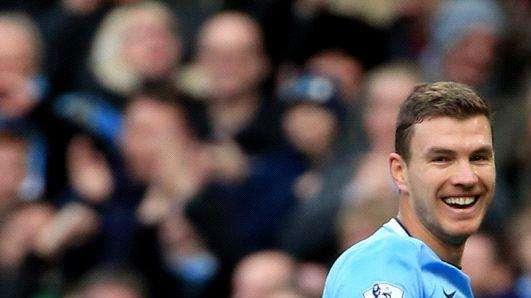 Dzeko show, fa volare il City in testa. L'Inter osserva