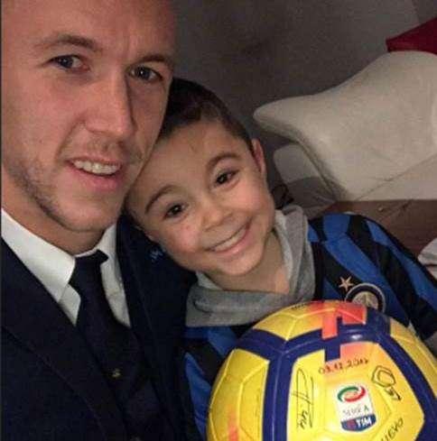 Perisic e il pallone speciale. Con dedica... del figlio