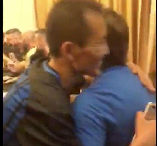 VIDEO - Conte, autografo con dedica al tifoso. Che poi lo abbraccia 