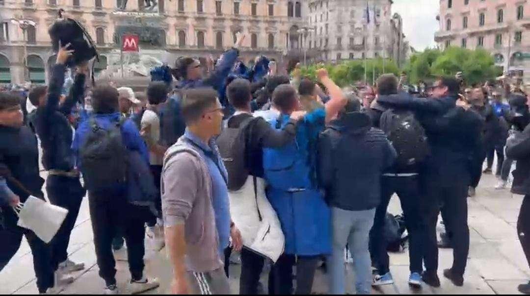 VIDEO - Inter-Barcellona è già iniziata in centro a Milano: i tifosi alzano la voce