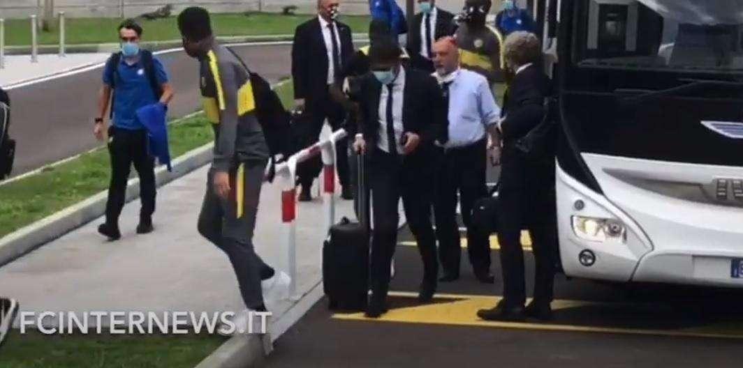 VIDEO - L'Inter è arrivata all'aeroporto di Malpensa: sta per iniziare la missione Europa League