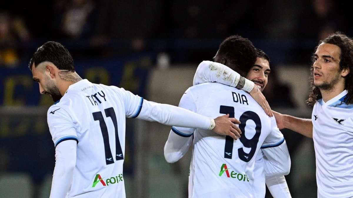 La Lazio ritrova il successo dopo quasi un mese: tris al Bentegodi contro il Verona, scavalcata la Juve in classifica