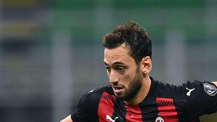 CdS - Calhanoglu in scadenza il prossimo giugno: Milan in allarme, l'agente lo propone all'Inter