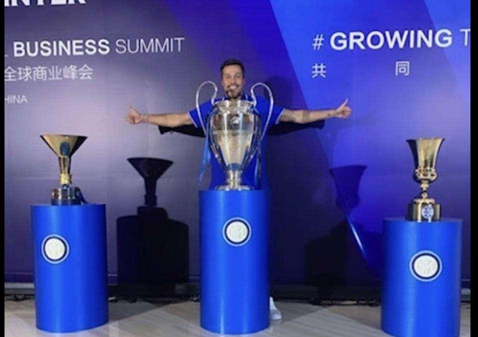 FOTO - Julio Cesar 'rivive' il Triplete: in posa con i trofei del 2010