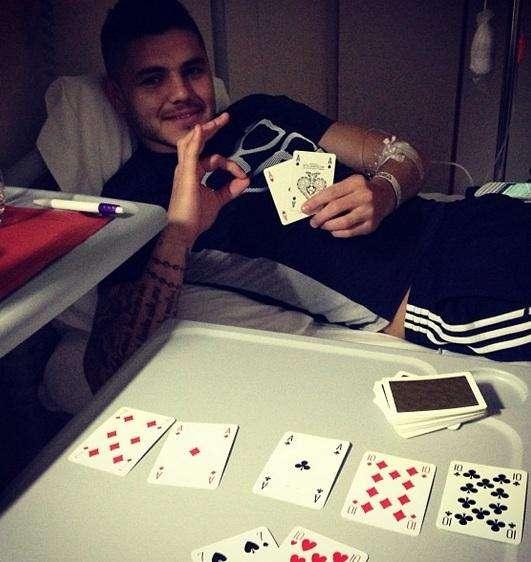 FOTO - Icardi gioca a poker in ospedale: "E vinco!"
