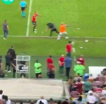 VIDEO - Follia di Felipe Melo: Fluminense ko, l'ex Inter si scaglia contro l'addetto stampa rivale e lo butta a terra