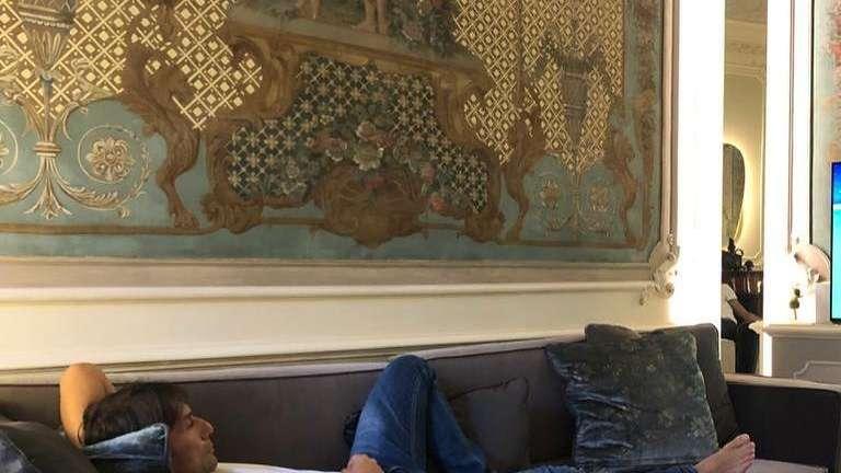 Conte "studia" Kanté e Marcos Alonso: pomeriggio di divano e Premier League