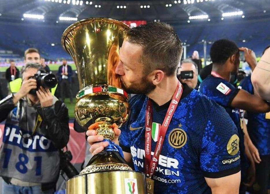 De Vrij, un bacio alla Coppa che vale una "notte magica a Roma"