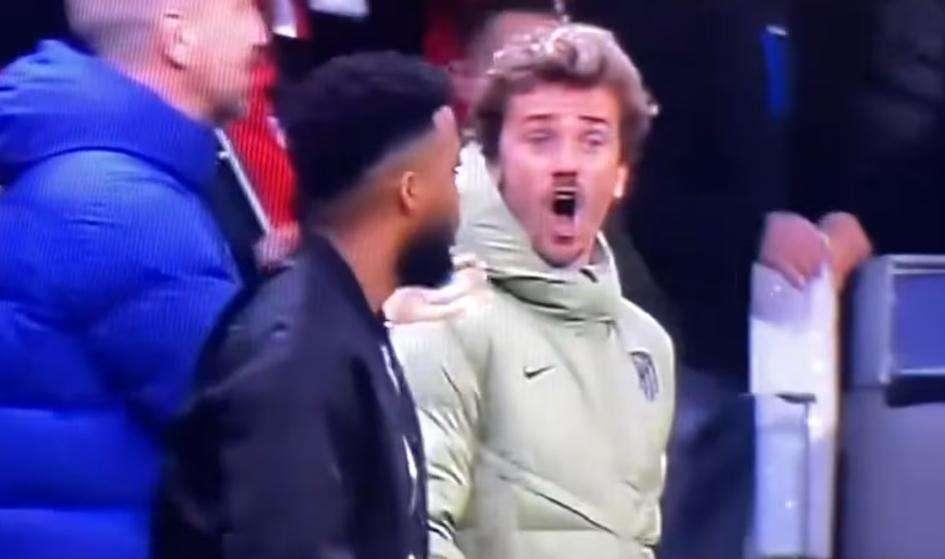 Sanchez sbaglia dal dischetto, Griezmann lo apostrofa "Cagón"