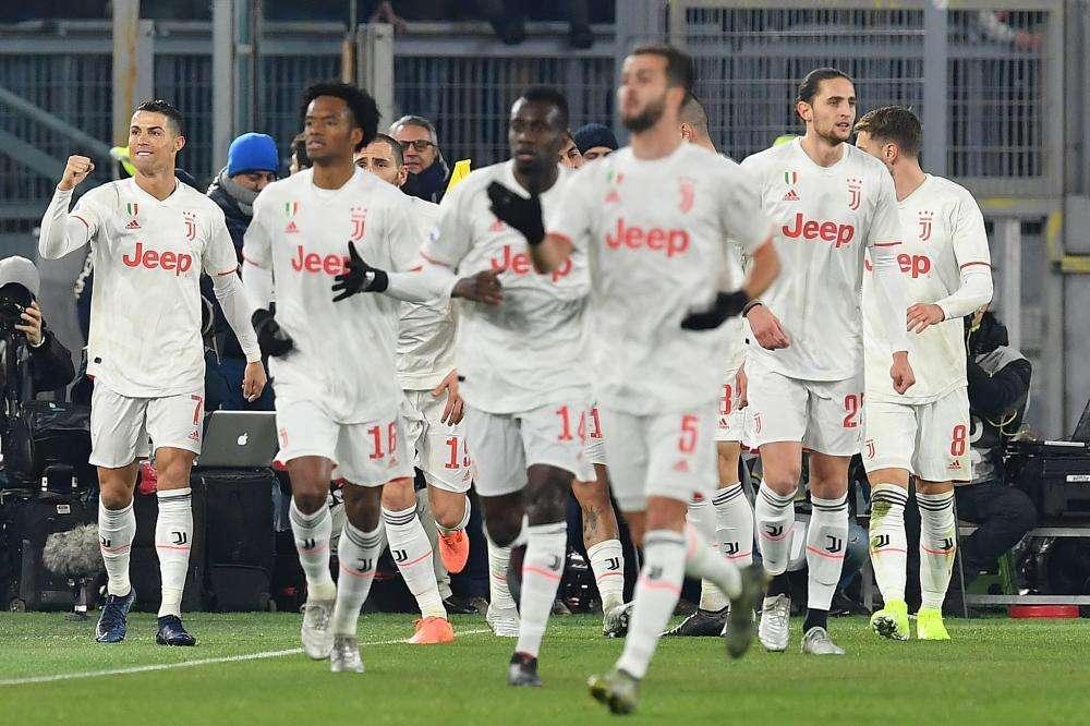 Roma sconfitta 2-1, Juve corsara all'Olimpico e campione d'inverno. Crac Zaniolo