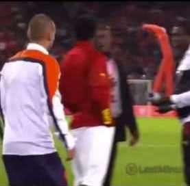 VIDEO - Sneijder incrocia Muntari e lo... denuda!