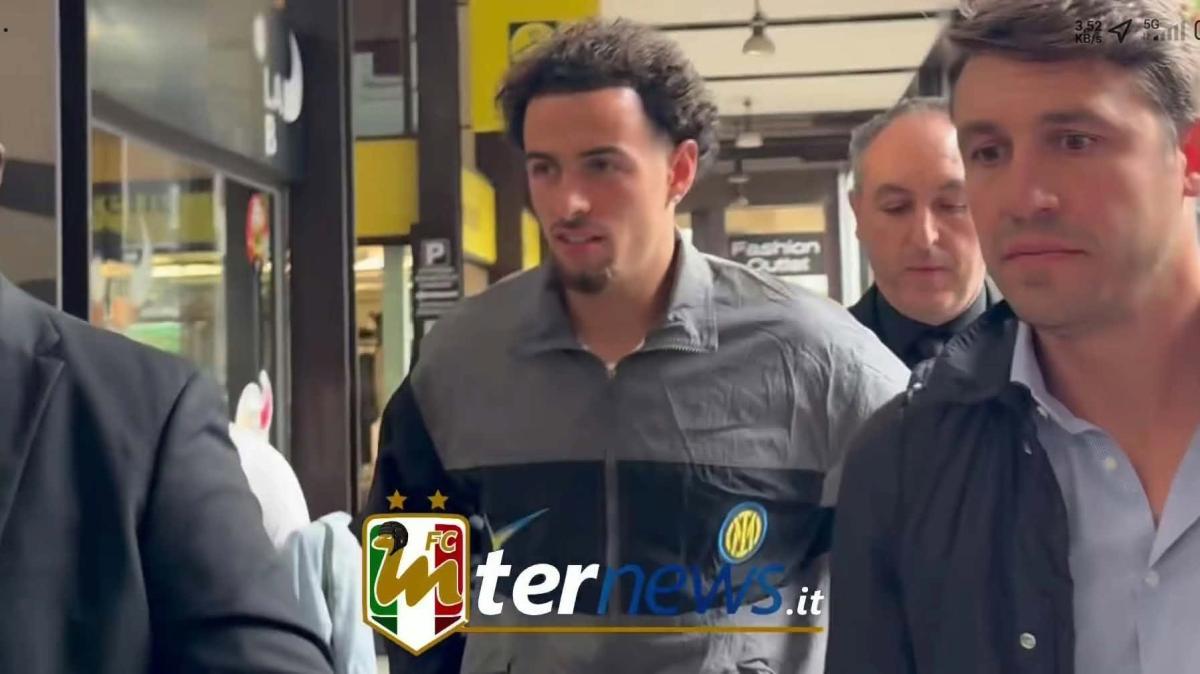 VIDEO - Curtis Jones all'Inter Store di San Babila dove incontrerà i tifosi