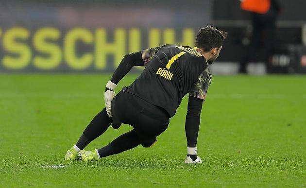 Borussia Dortmund, per Bürki problema alla capsula del ginocchio: con l'Inter può esserci