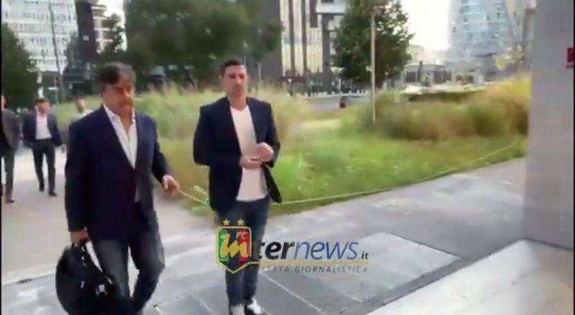 VIDEO - Dirigenti del Rivadavia in sede Inter: l'affare Palacios si decide in questi minuti 