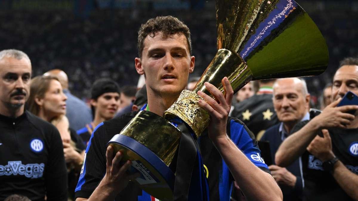 Pavard alza la coppa scudetto: "Felicissimo per questa seconda stella cucita per sempre sulla nostra maglia"