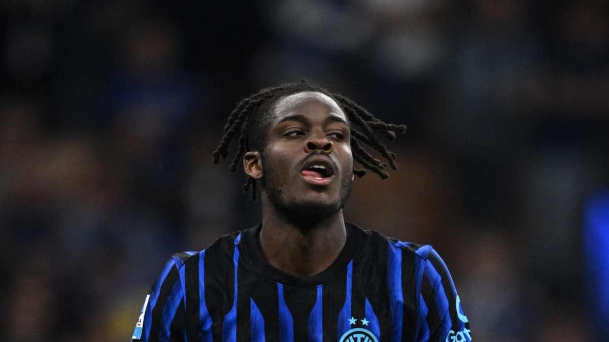 Bisseck-Bonny, siparietto esilarante: il difensore intervista l'attaccante