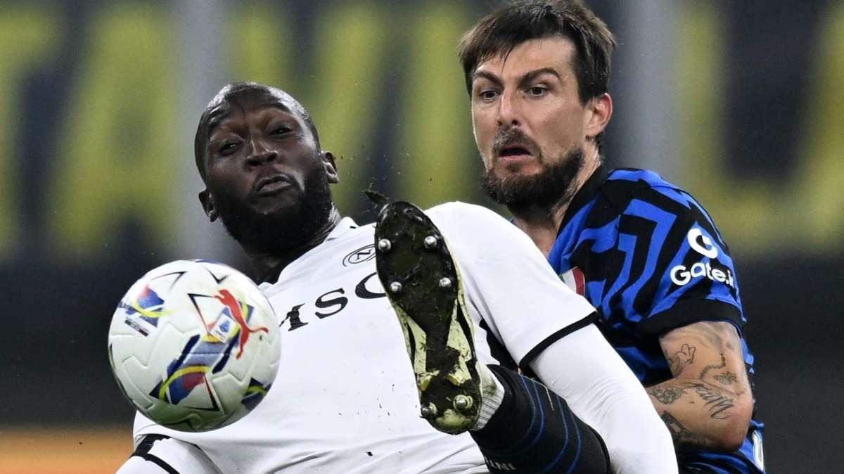 Inter-Napoli, le pagelle - Solo applausi per Acerbi, Lautaro lascia i suoi in dieci. Barella ci mette l'anima