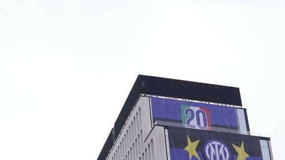 FOTO - La seconda stella scende sulla sede dell'Inter: "Campioni"