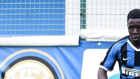 Rito d'iniziazione azzurro per Gnonto in Under 18: l'interista canta davanti al gruppo