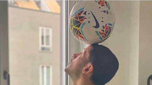 Sensi si allena in casa: "Un po' di divertimento con il pallone"