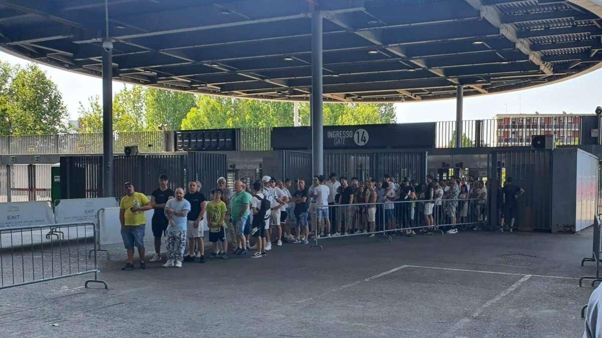 Abbonamenti Inter: partenza a razzo. Code al Meazza nel primo giorno di vendita libera