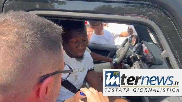 VIDEO - Un tifoso a Onana: "Domani giochi?". Il camerunese reagisce così