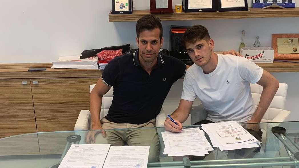 FOTO FcIN - Andrea Adorante firma con il Parma, affare concluso