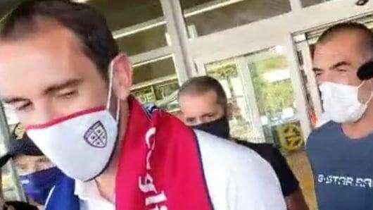 Godin è arrivato a Cagliari: "Sono contento". Inizia l'avventura in Sardegna