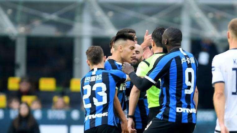 La dirigenza nerazzurra entra nello spogliatoio. Ci sono anche Candreva e Gagliardini